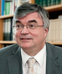 Dr. Bauer